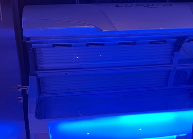 Luxura zonnebank bij Studio Sunshine Sun&beauty in Steenbergen, Noord-brabant, NL, voor een perfecte bruine teint.