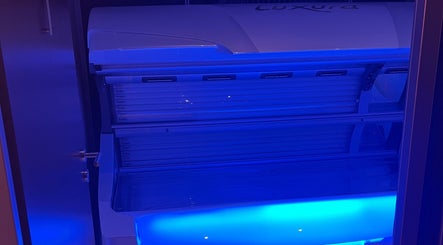 Luxura zonnebank bij Studio Sunshine Sun&beauty in Steenbergen, Noord-brabant, NL, voor een perfecte bruine teint.