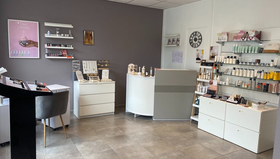 Intérieur moderne de TENTATION BEAUTE à Nogent-sur-Vernisson, Centre-val De Loire, FR, avec produits de beauté.