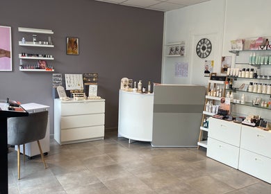 Intérieur moderne de TENTATION BEAUTE à Nogent-sur-Vernisson, Centre-val De Loire, FR, avec produits de beauté.