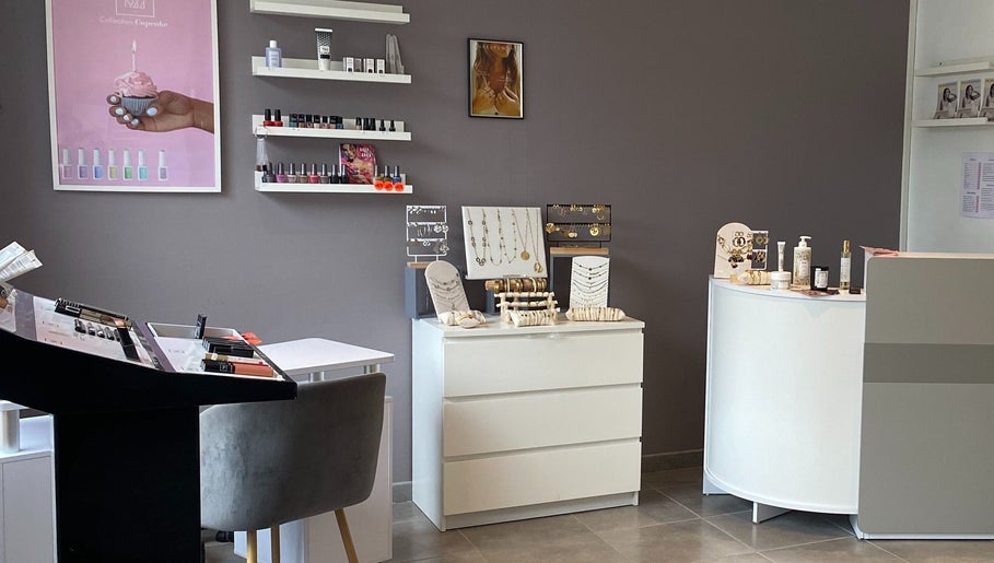 Intérieur élégant de TENTATION BEAUTE à Nogent-sur-vernisson, Centre-val De Loire, FR, avec produits de beauté.