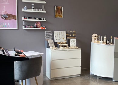 Intérieur élégant de TENTATION BEAUTE à Nogent-sur-vernisson, Centre-val De Loire, FR, avec produits de beauté.