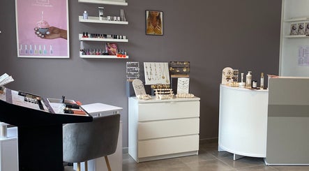 Intérieur élégant de TENTATION BEAUTE à Nogent-sur-vernisson, Centre-val De Loire, FR, avec produits de beauté.