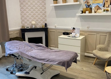 Salle de soins élégante chez TENTATION BEAUTE, Nogent-sur-vernisson, Centre-val De Loire, FR. Confort et style.