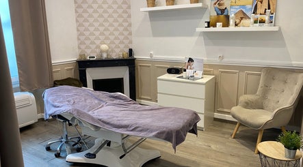 Salle de soins élégante chez TENTATION BEAUTE, Nogent-sur-vernisson, Centre-val De Loire, FR. Confort et style.