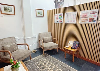 Lydia's Nail Art的舒适等待区，位于新西兰Hastings，配有高档家具和色板展示。