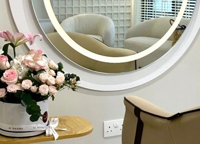 Элегантная зона отдыха с зеркалом и цветами в Marso beauty salon, Дубай, Дубай, AE.