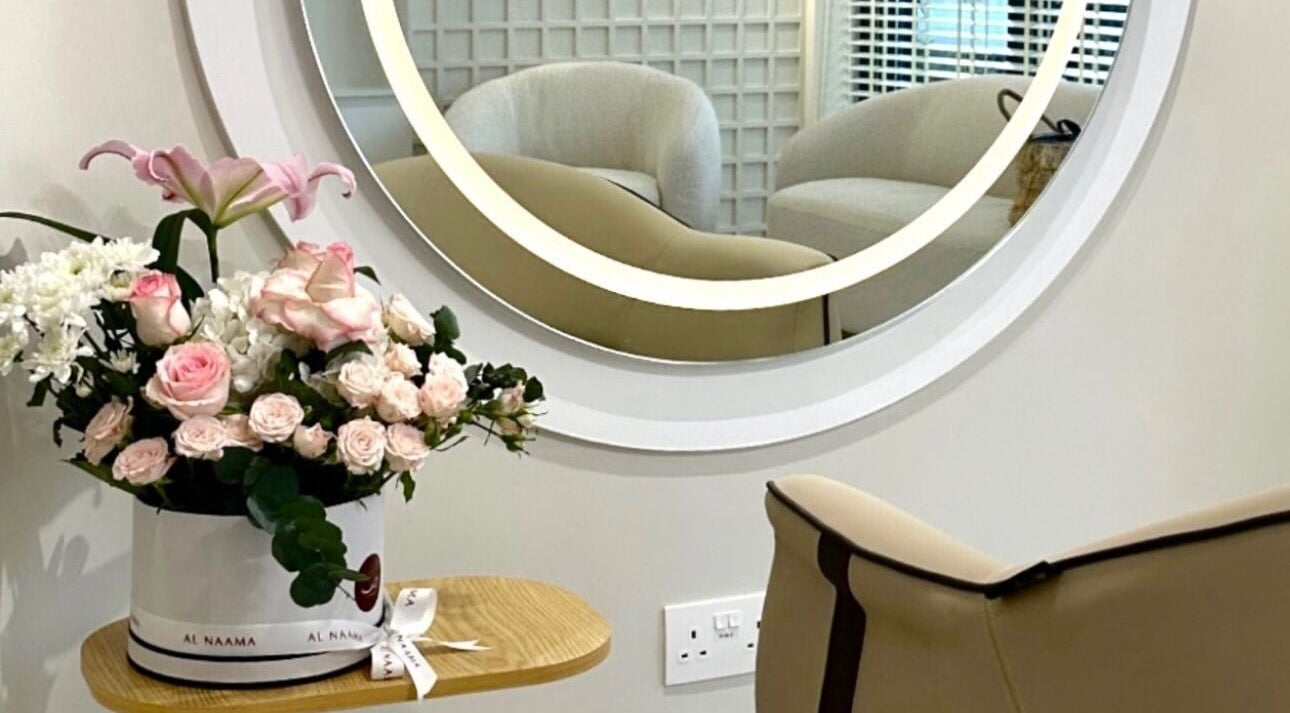 Элегантная зона отдыха с зеркалом и цветами в Marso beauty salon, Дубай, Дубай, AE.