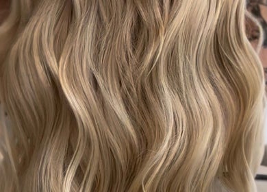 Светлые волнистые волосы в Marso beauty salon, Dubai, Dubai, AE.