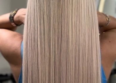 Блестящие прямые волосы в Marso beauty salon, Dubai, Dubai, AE.