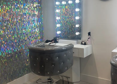 Chic styling station at Paula & Zoe Hairdressing, Banchory, Scotland, GB with illuminated mirrors and holographic decor.