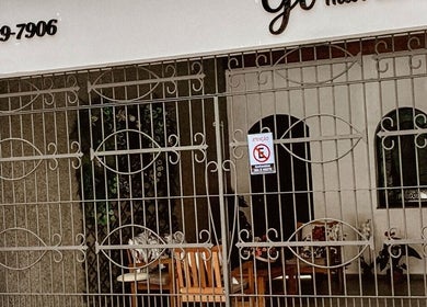 Entrada de Lu Delivery Spa com portão de ferro em São Paulo, São Paulo, BR.