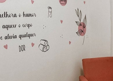 Paredes decoradas no Lu Delivery Spa em São Paulo, São Paulo, BR com frases motivacionais e desenhos relaxantes.