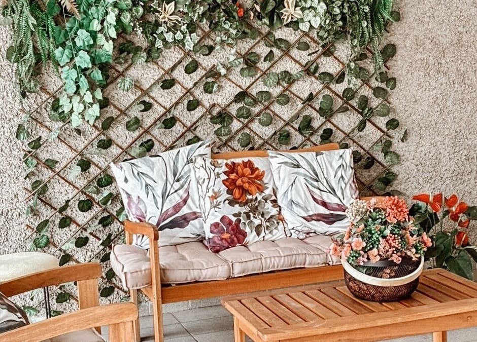 Área de descanso com sofá floral e plantas em Lu Delivery Spa, São Paulo, São Paulo, BR.