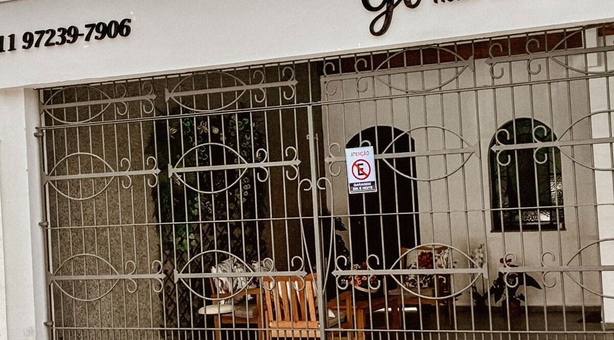 Fachada elegante do Lu Delivery Spa em São Paulo, São Paulo, BR, mostrando um portão decorativo.