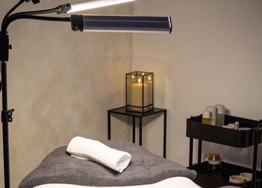 Relaxing massage room at Nails.co, Beech Hill, England, GB with candles and a soothing ambiance.