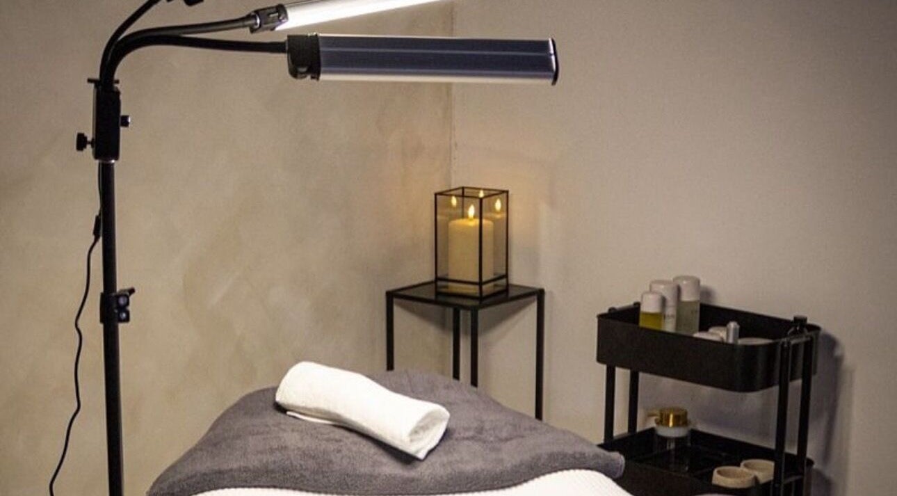 Relaxing massage room at Nails.co, Beech Hill, England, GB with candles and a soothing ambiance.