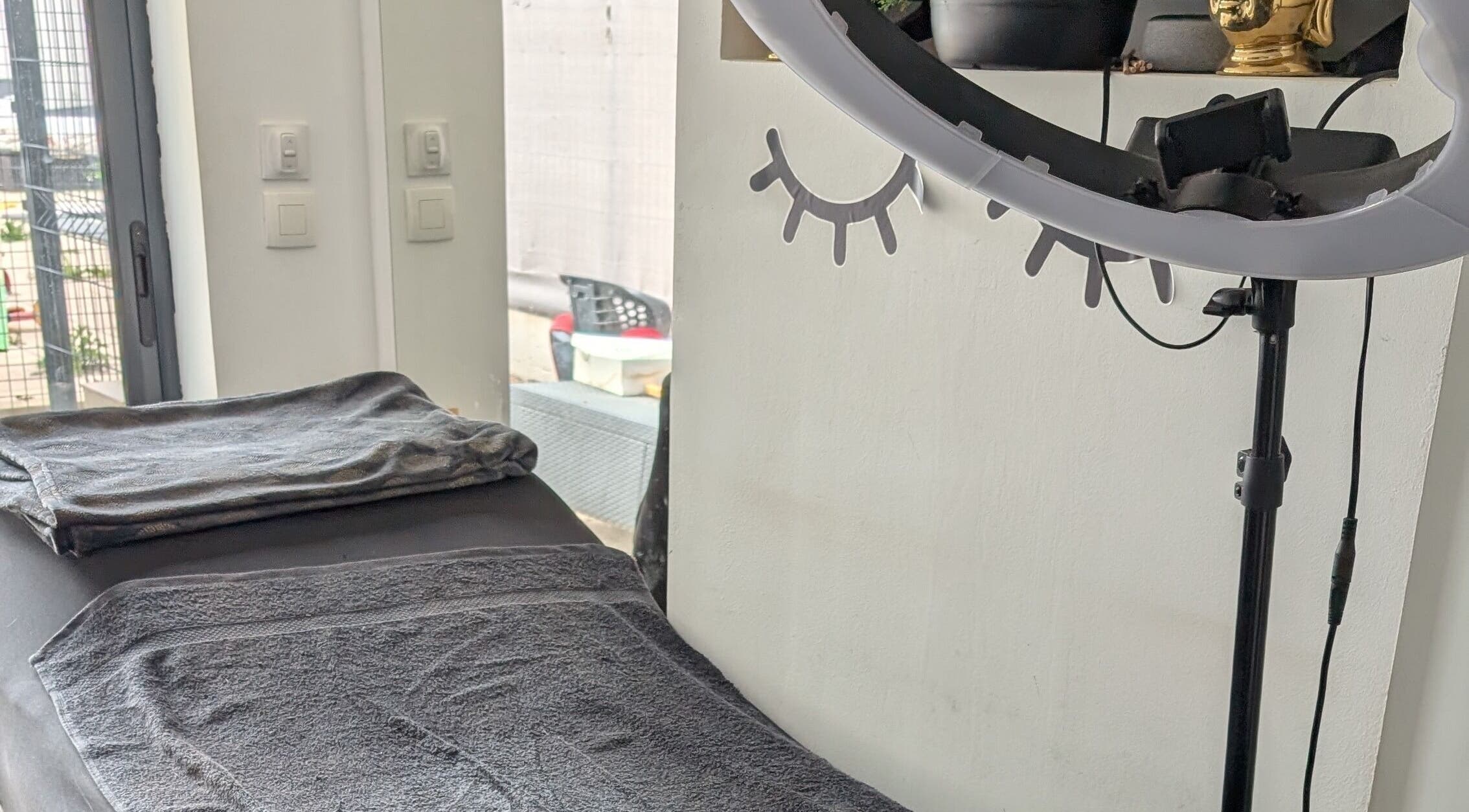 Table de soin chez Amandine Cils à Uchaud, Occitanie, FR avec éclairage professionnel.