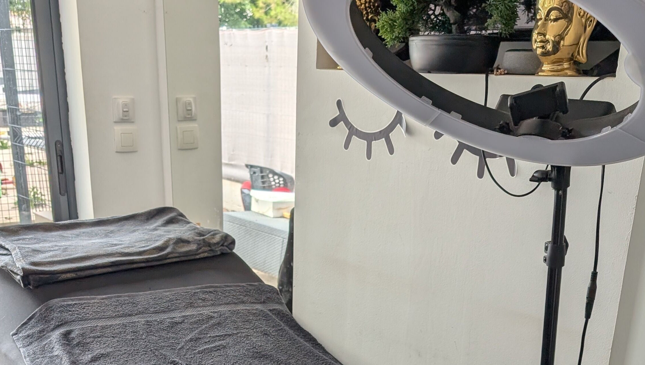 Espace de soins relaxant à Amandine Cils, Uchaud, Occitanie, FR avec table et décor apaisant.