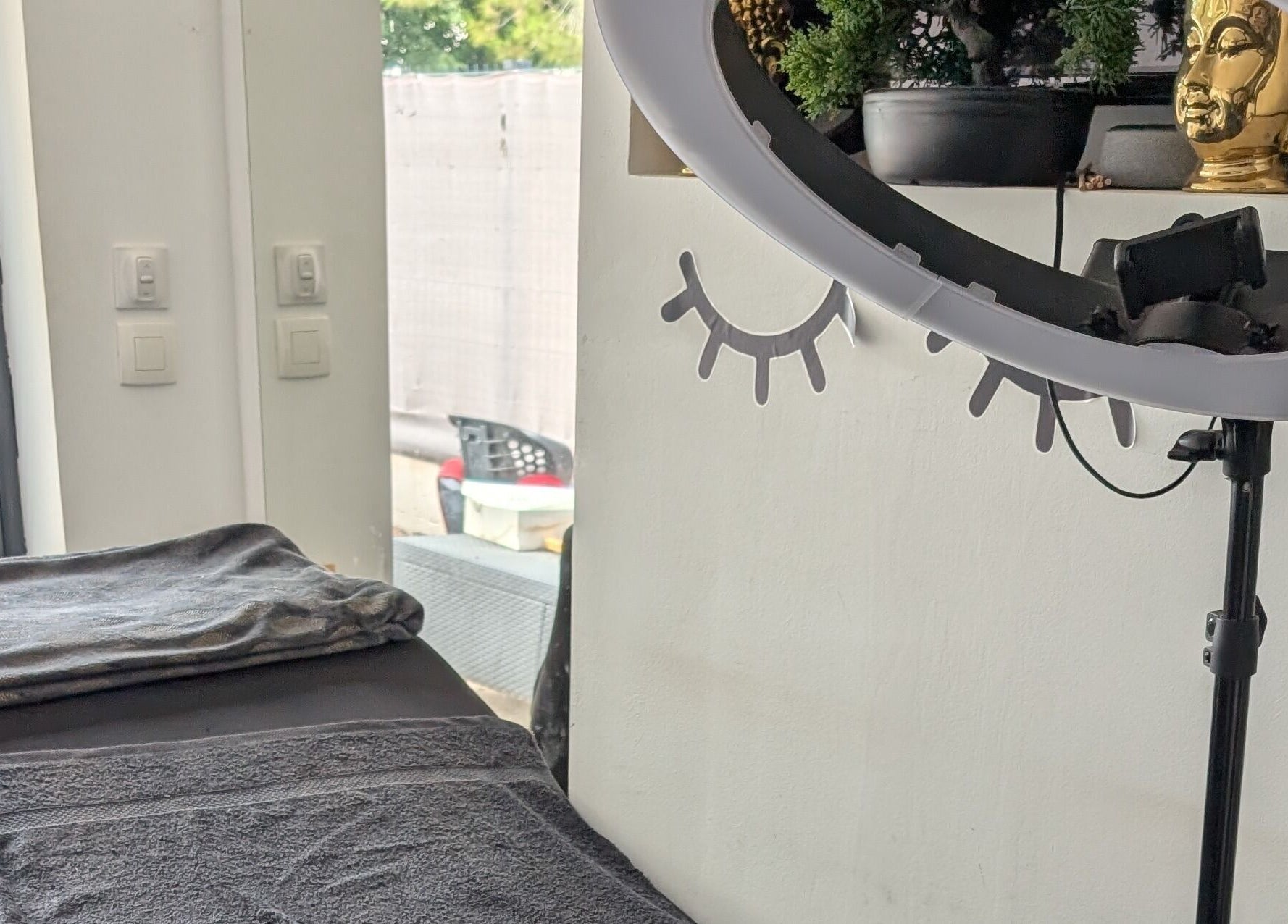 Espace de soins relaxant à Amandine Cils, Uchaud, Occitanie, FR avec table et décor apaisant.