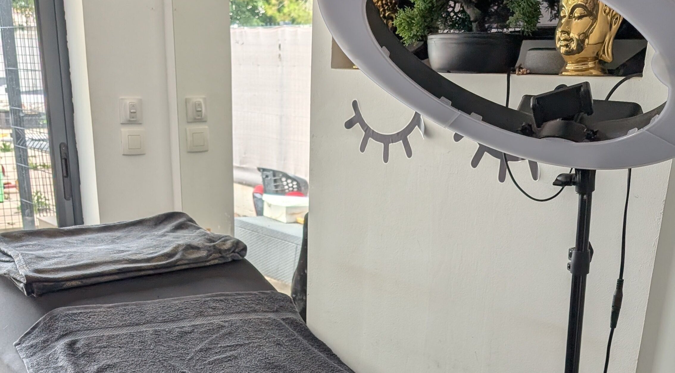 Espace de soins relaxant à Amandine Cils, Uchaud, Occitanie, FR avec table et décor apaisant.