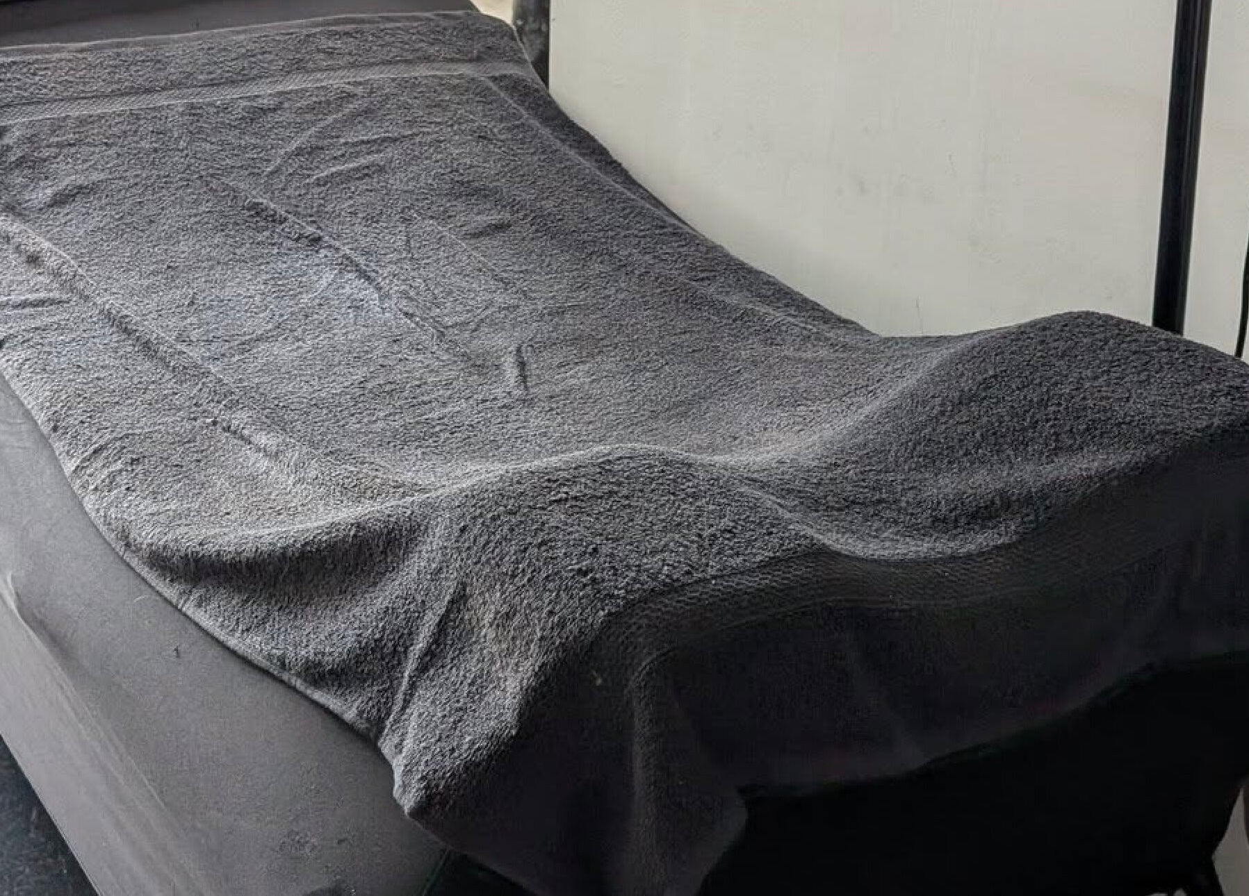 Table de soin à Amandine Cils, Uchaud, Occitanie, FR, prête pour une séance de relaxation.