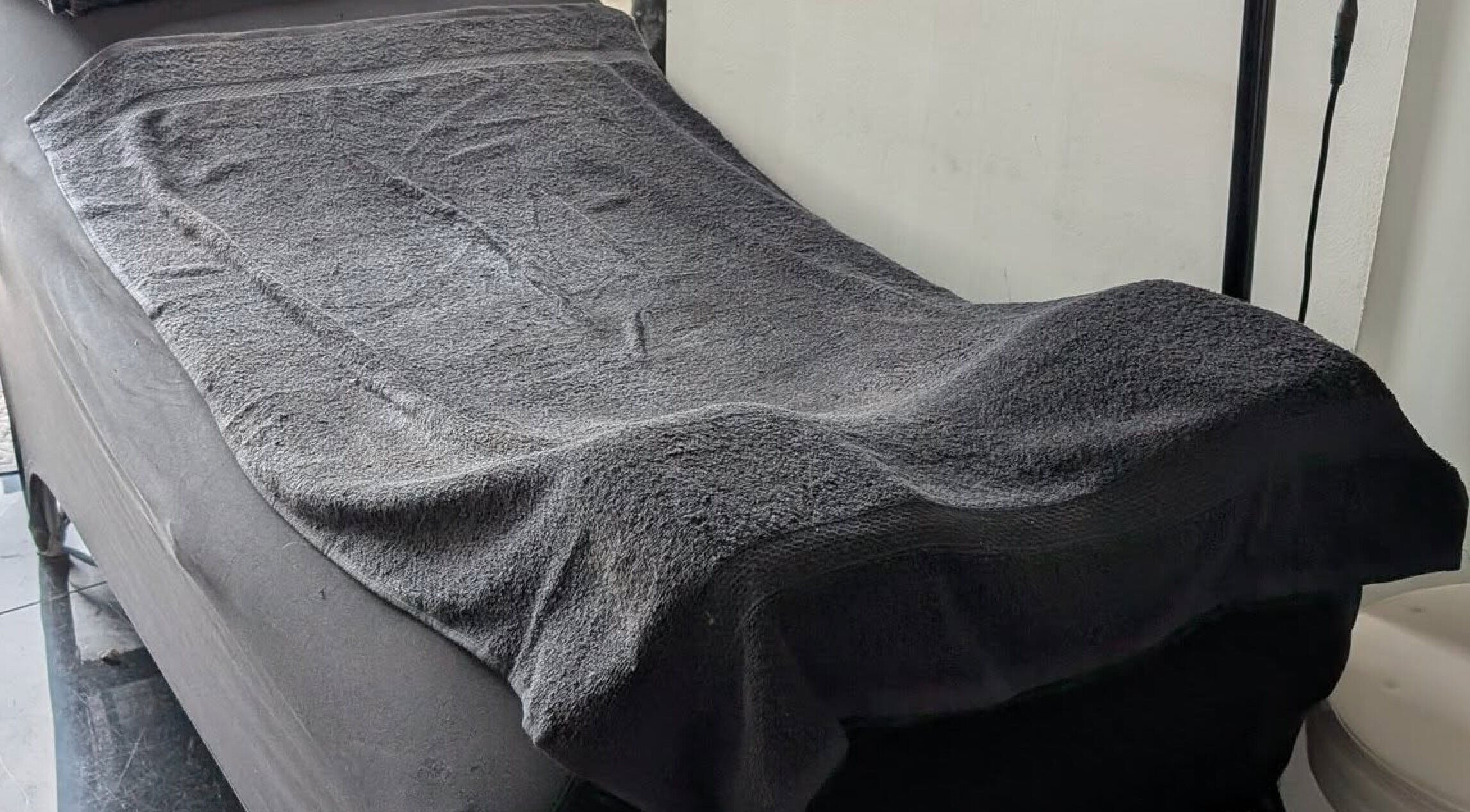 Table de soin à Amandine Cils, Uchaud, Occitanie, FR, prête pour une séance de relaxation.