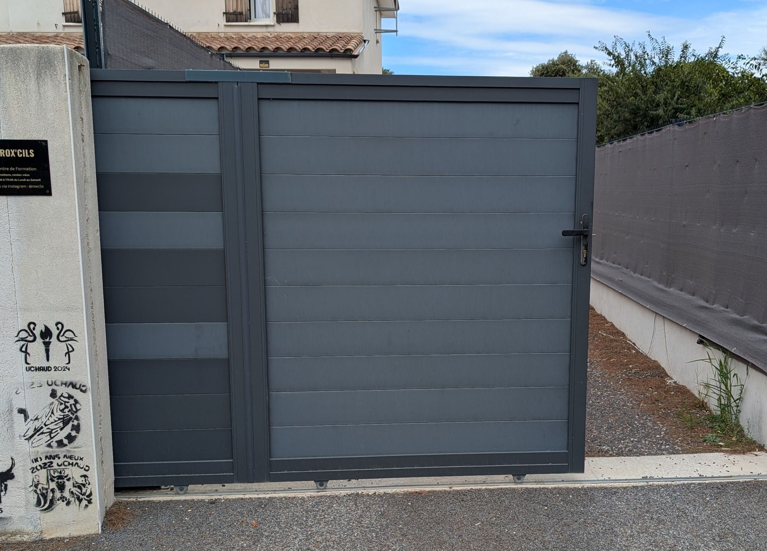 Portail moderne à Amandine Cils, Uchaud, Occitanie, FR, offrant un accès élégant au centre de beauté.