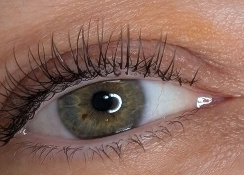 Extension de cils chez Amandine Cils, Uchaud, Occitanie, FR, montrant des cils longs et soyeux.