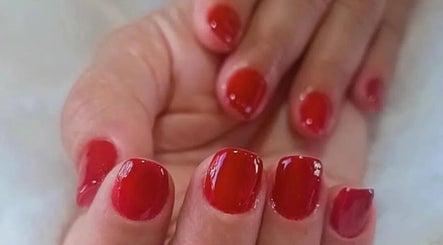Unhas vermelhas polidas no Heeyka Matos Nail Designer, Santa Catarina, Santa Catarina, BR.