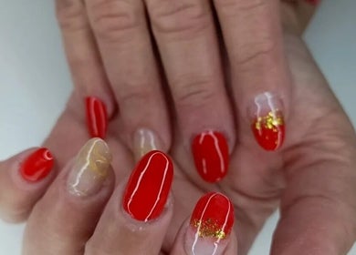 Unhas decoradas com vermelho vibrante na Heeyka Matos Nail Designer em Santa Catarina, Santa Catarina, BR.