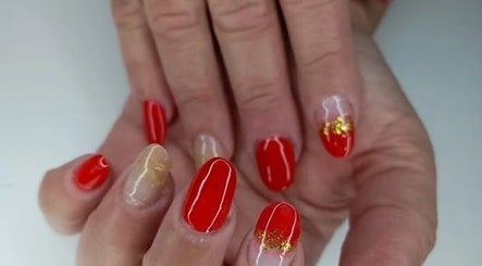 Unhas decoradas com vermelho vibrante na Heeyka Matos Nail Designer em Santa Catarina, Santa Catarina, BR.