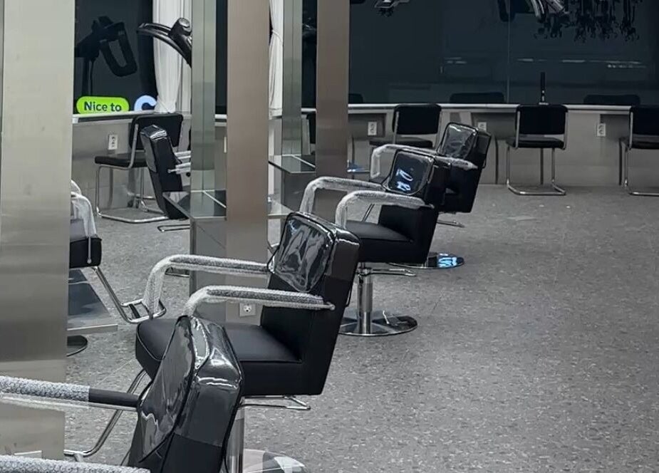 Modern sleek salon chairs at qquart hair apgujeong rodeo branch, 서울특별시, 서울특별시, KR.