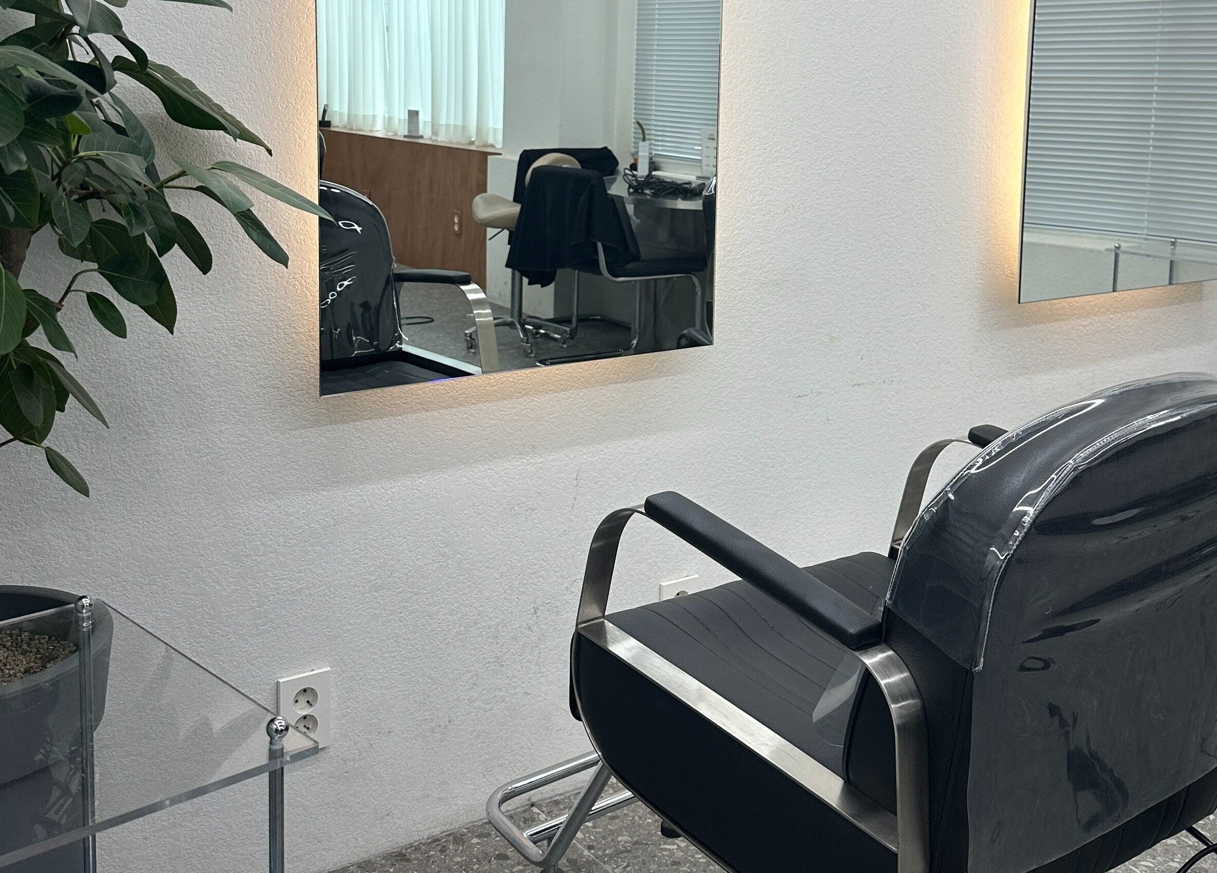 Modern salon chair and mirror at qquart hair apgujeong rodeo branch, 서울특별시, KR.