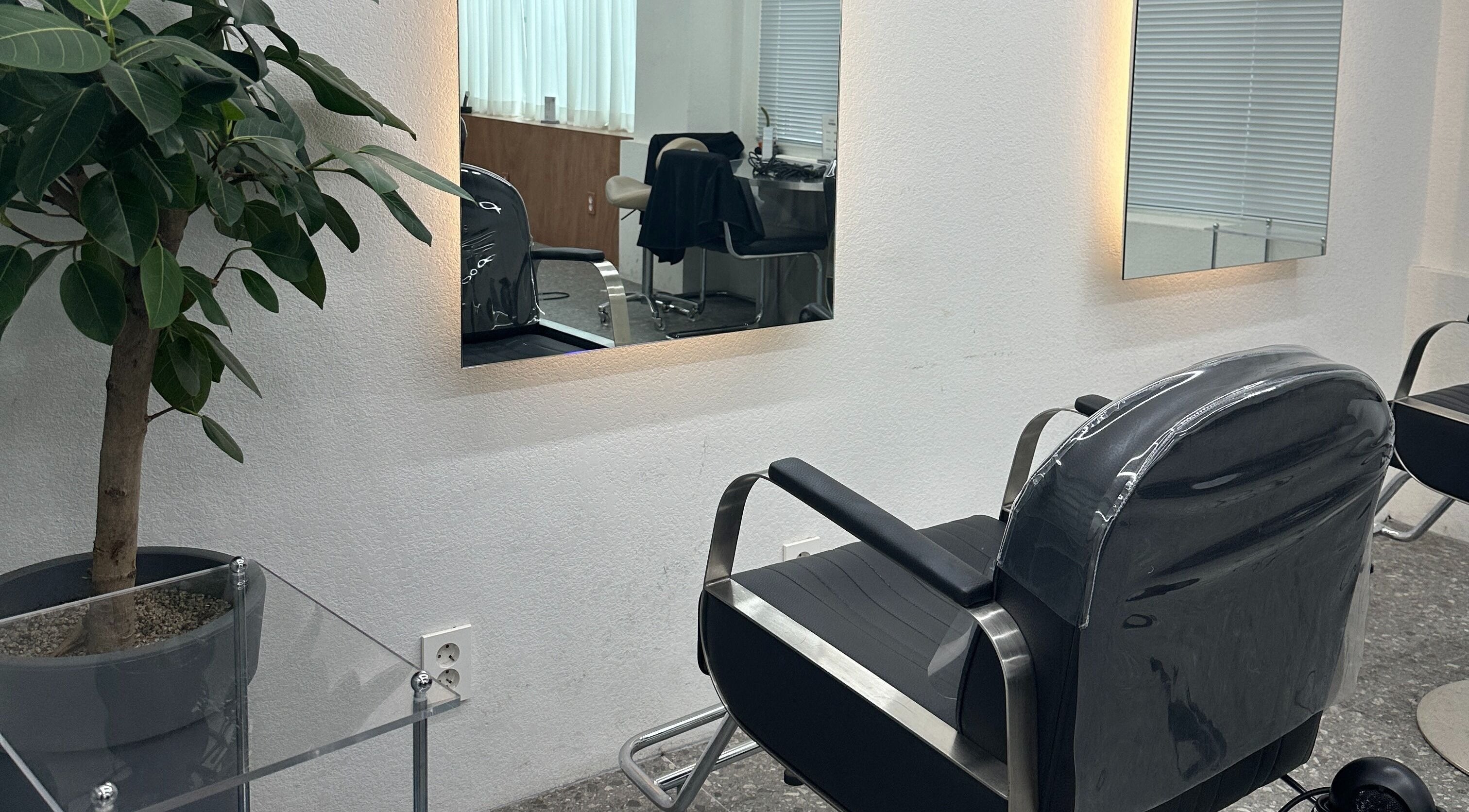 Modern salon chair and mirror at qquart hair apgujeong rodeo branch, 서울특별시, KR.