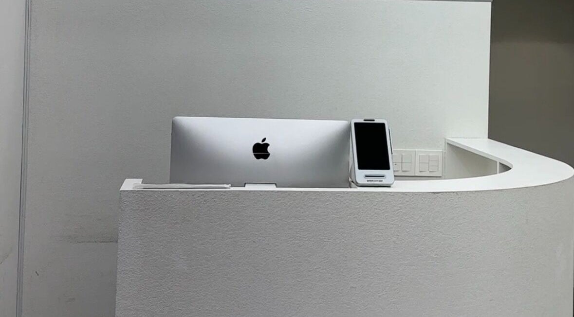 Sophisticated reception desk at qquart hair apgujeong rodeo branch, 서울특별시, KR, with sleek computer setup.