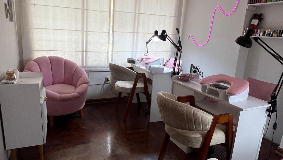 Estación de manicura elegante en Amarte Studio, San Borja, Provincia De Lima, PE, con sillas y decoración rosa.