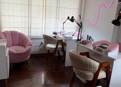 Estación de manicura elegante en Amarte Studio, San Borja, Provincia De Lima, PE, con sillas y decoración rosa.