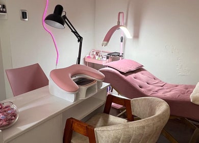 Interior de Amarte Studio en San Borja, Provincia De Lima, PE, mostrando un sillón y mesa para tratamientos de belleza.