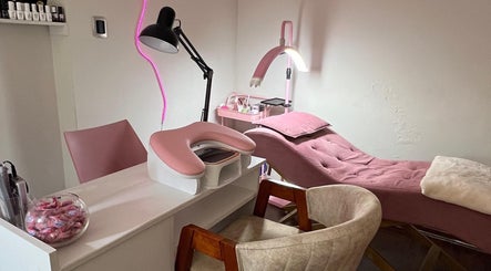 Interior de Amarte Studio en San Borja, Provincia De Lima, PE, mostrando un sillón y mesa para tratamientos de belleza.