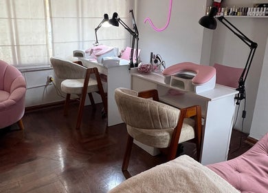 Interior elegante de Amarte Studio en San Borja, Provincia De Lima, PE, con sillas y mesas para manicura.