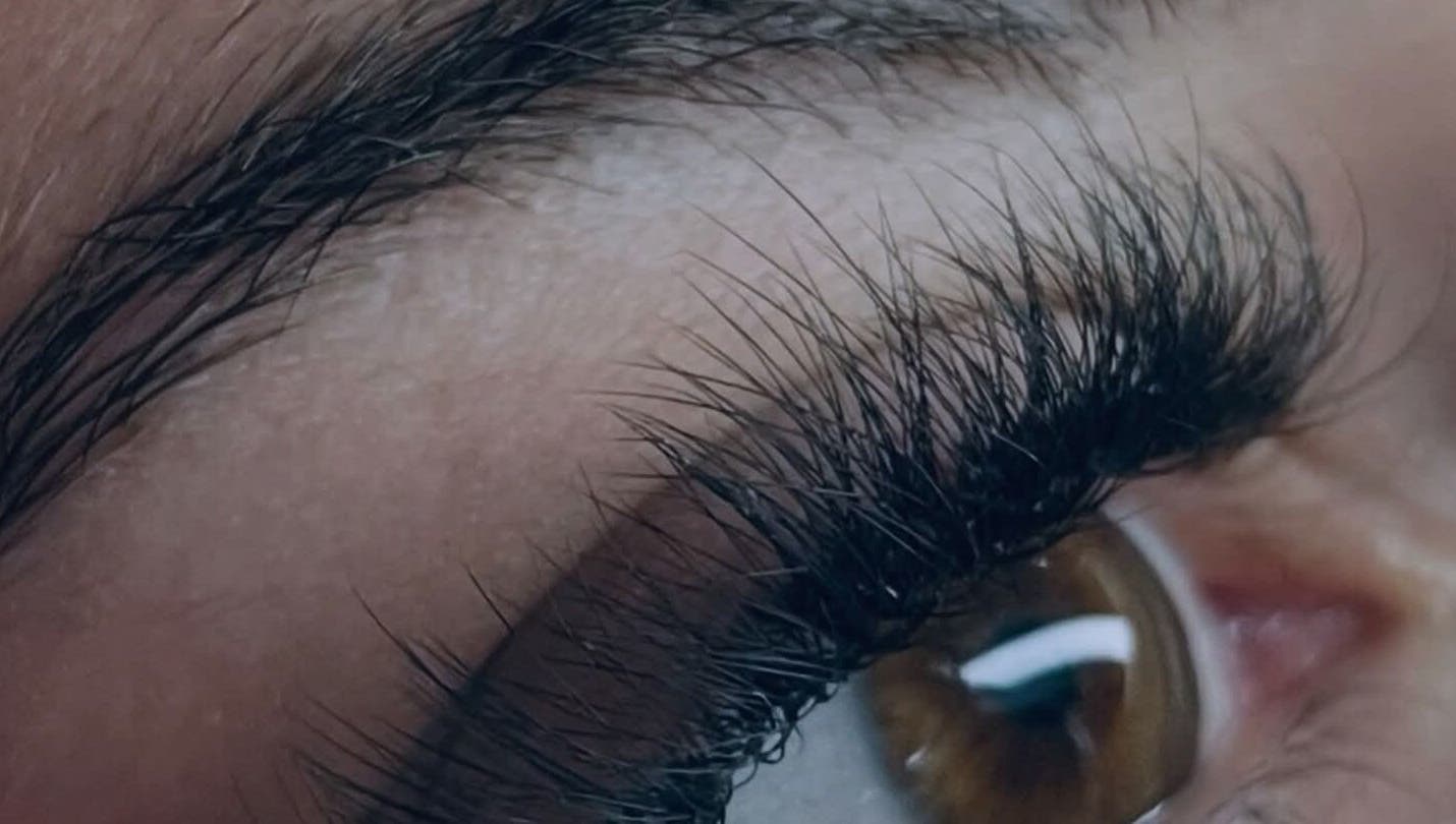 Extension de cils élégante au salon Fa'cils, Port-la-nouvelle, Occitanie, FR, mettant en valeur la beauté naturelle.