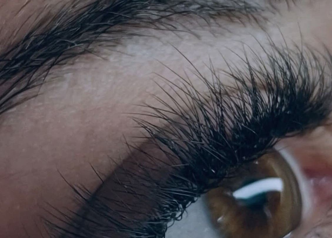 Extension de cils élégante au salon Fa'cils, Port-la-nouvelle, Occitanie, FR, mettant en valeur la beauté naturelle.