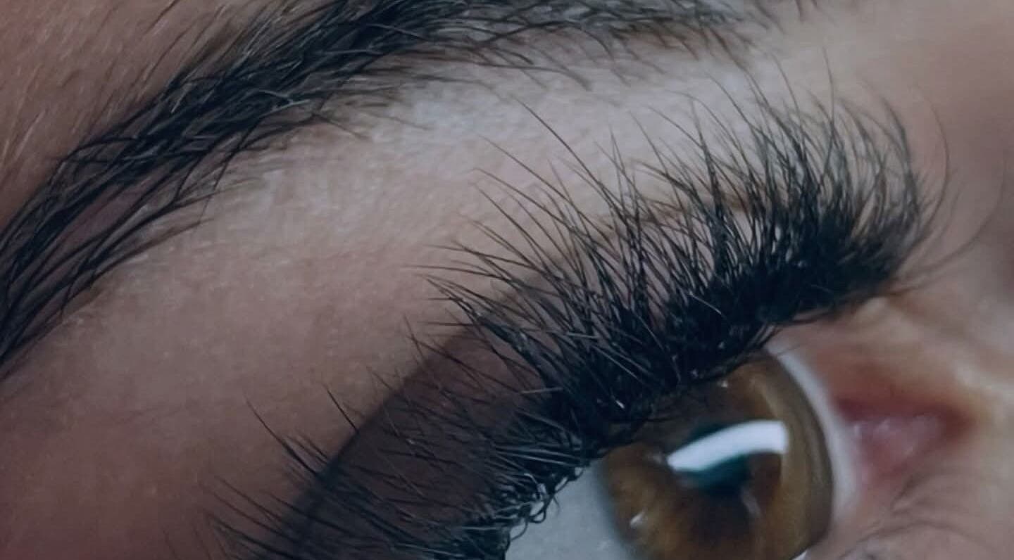 Extension de cils élégante au salon Fa'cils, Port-la-nouvelle, Occitanie, FR, mettant en valeur la beauté naturelle.