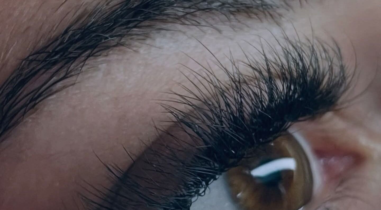 Extension de cils élégante au salon Fa'cils, Port-la-nouvelle, Occitanie, FR, mettant en valeur la beauté naturelle.
