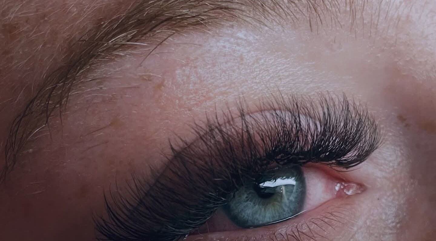 Extension de cils à Fa'cils, Port-la-nouvelle, Occitanie, FR. Regard captivant et naturel.