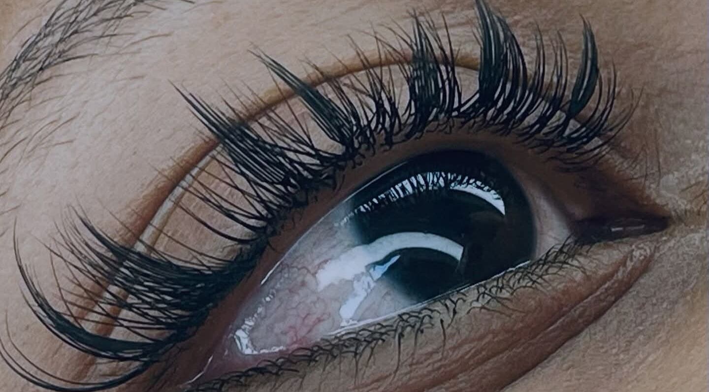 Extensions de cils élégantes chez Fa'cils, Port-la-nouvelle, Occitanie, FR, pour un regard sublime.