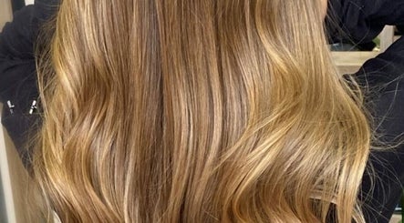 Cabelo com ondas douradas no Haroldo Jr. | Solo Concept, Lisboa, Lisboa, PT.