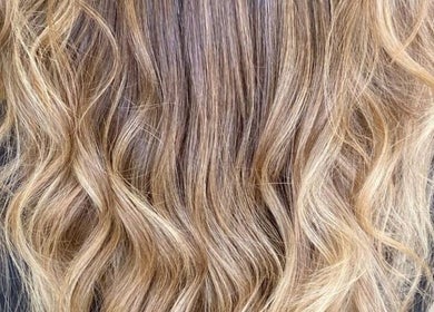 Ondas suaves de cabelo loiro no Haroldo Jr. | Solo Concept, Lisboa, Lisboa, PT.