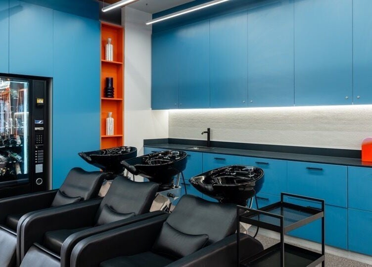 Interior moderno do salão Haroldo Jr. | Solo Concept, Lisboa, Lisboa, PT com lavatórios elegantes e armários azuis.